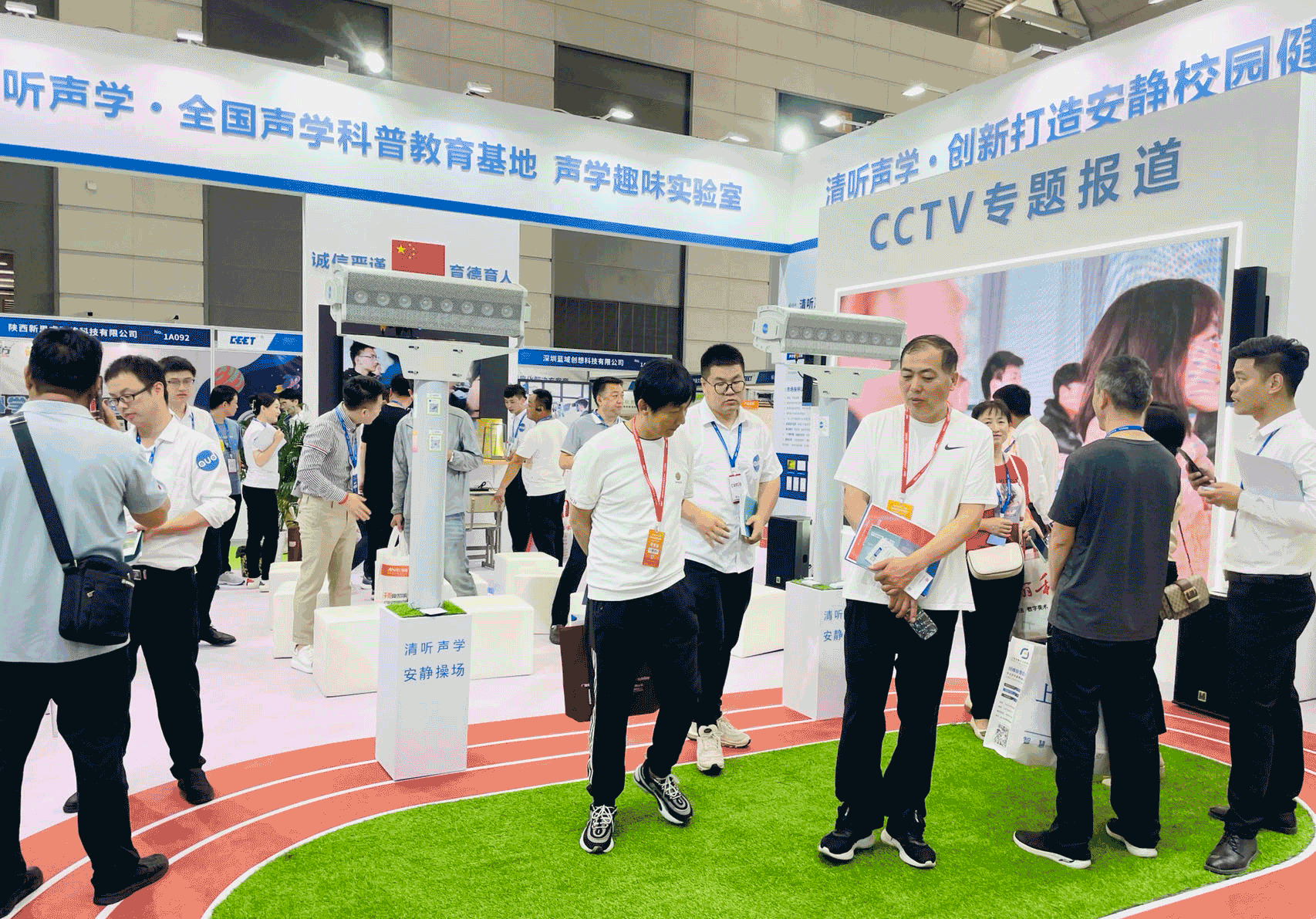 工作人員正帶領(lǐng)客戶了解清聽聲學(xué)的產(chǎn)品與服務(wù)