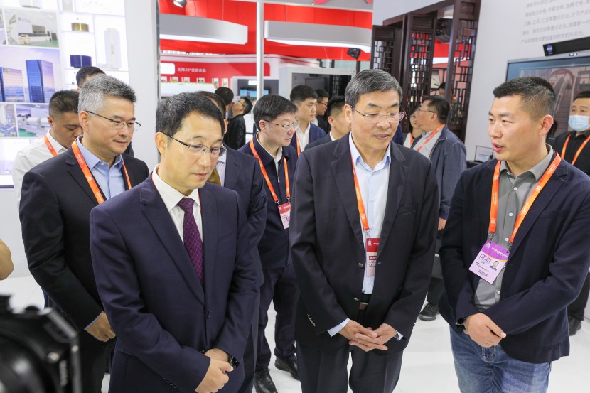 江蘇省委常委、常務副省長馬欣，蘇州市委副書記、市長吳慶文參觀清聽聲學展區(qū)